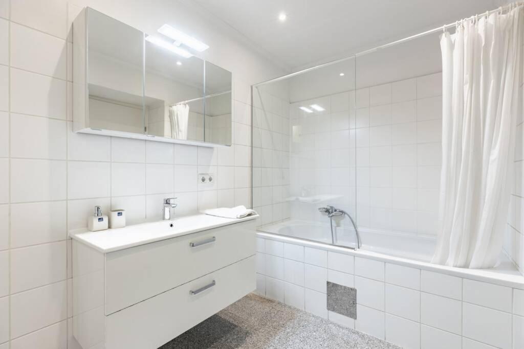 Chic One-Bedroom Apartment With King-Size Bed, Nestled In Vienna'S Vibrant Heart Екстериор снимка