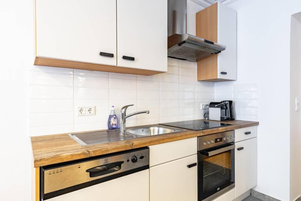 Chic One-Bedroom Apartment With King-Size Bed, Nestled In Vienna'S Vibrant Heart Екстериор снимка