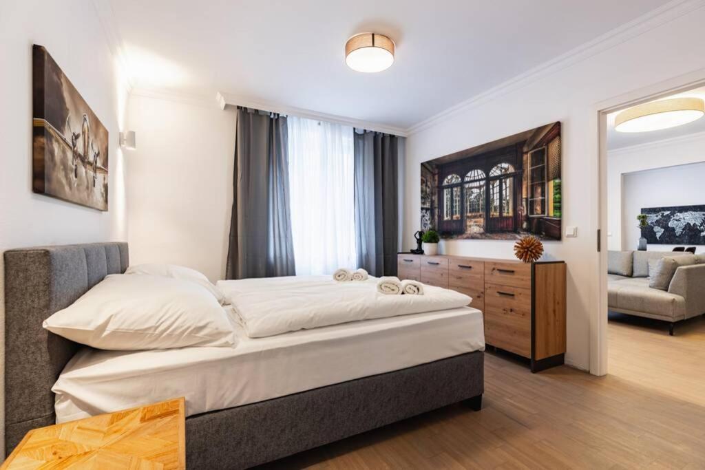 Chic One-Bedroom Apartment With King-Size Bed, Nestled In Vienna'S Vibrant Heart Екстериор снимка
