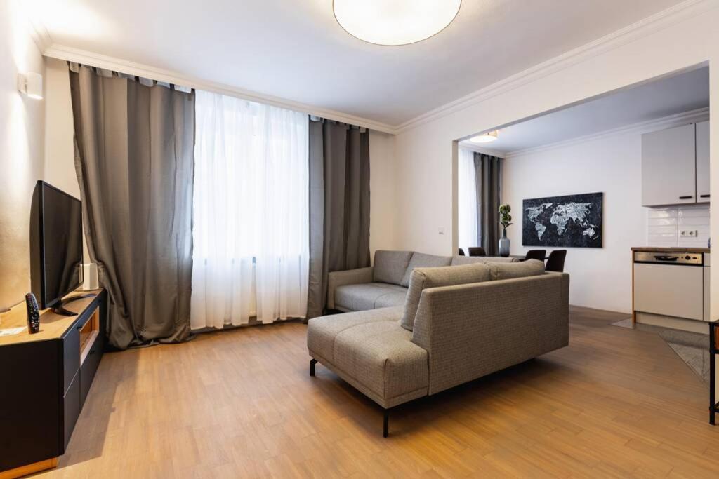 Chic One-Bedroom Apartment With King-Size Bed, Nestled In Vienna'S Vibrant Heart Екстериор снимка