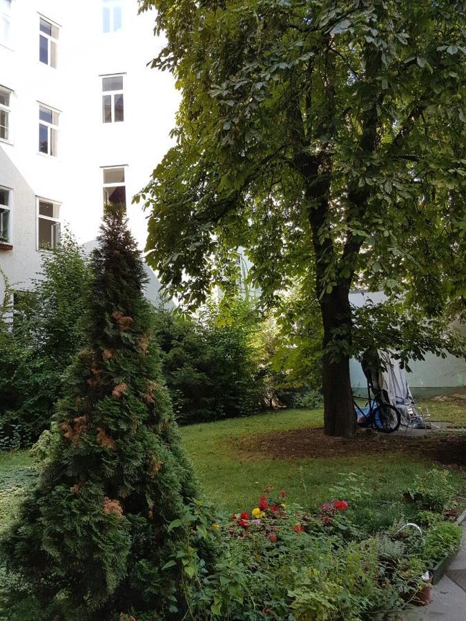 Chic One-Bedroom Apartment With King-Size Bed, Nestled In Vienna'S Vibrant Heart Екстериор снимка